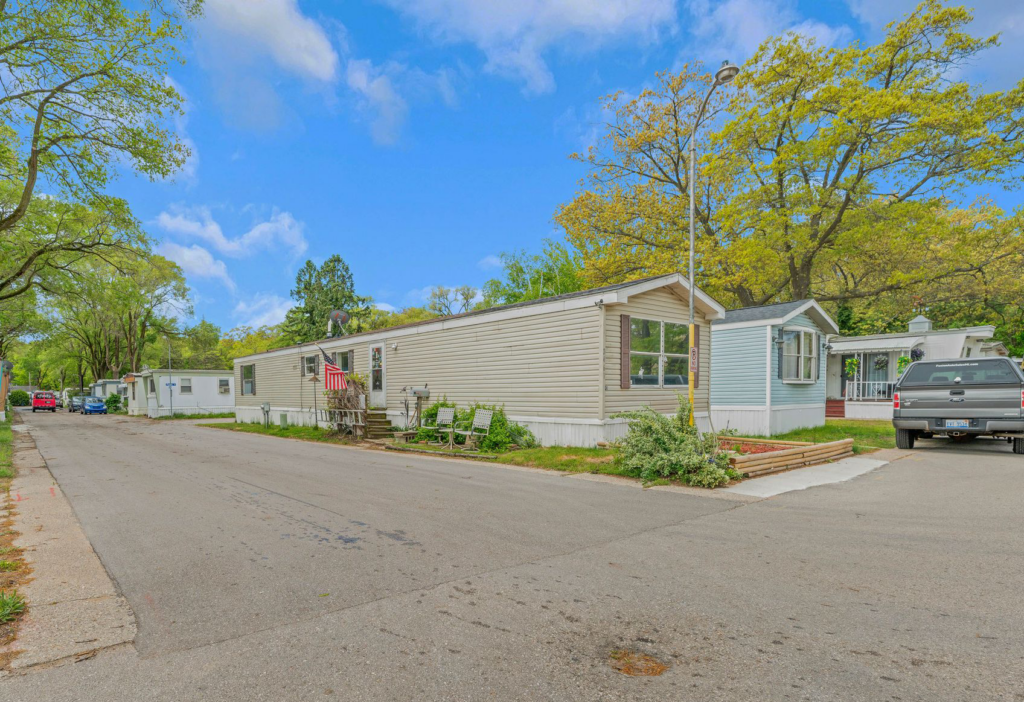 09 2481 W Sherman Blvd Norton Shores MI 49441 USA Exterior DSC00034